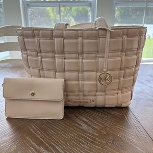 NWT Michael Kors Ivy MD tote in Lt Cream